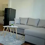 Apartamento Near Airport Cozy Laknas