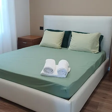 Apartament Near Airport Cozy Ljaknasi