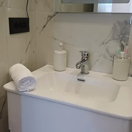 Near Airport Cozy Apartament Ljaknasi