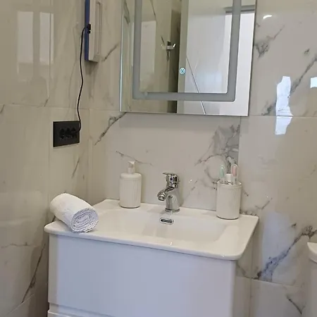 Apartamento Near Airport Cozy Ljaknasi